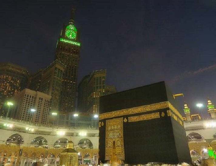 Which route do Makkah to Madinah taxi typically take?